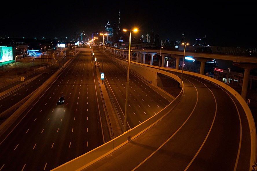  Chỉ một chiếc ô tô đang đi trên đường phố vắng vẻ ở Dubai ngày 31.3. Ảnh: AP