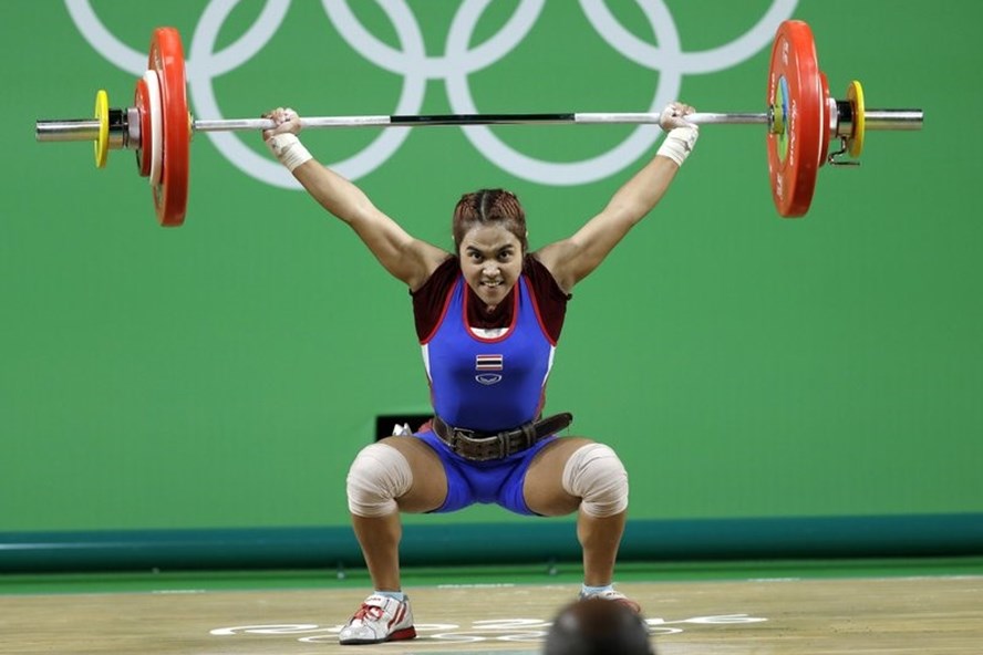 Sopita Tanasan sẽ không thể bảo vệ thành công tấm HCV cử tạ nội dung 48kg nữ, giành được tại Olympic 2016 do bê bối doping. Ảnh: AP.