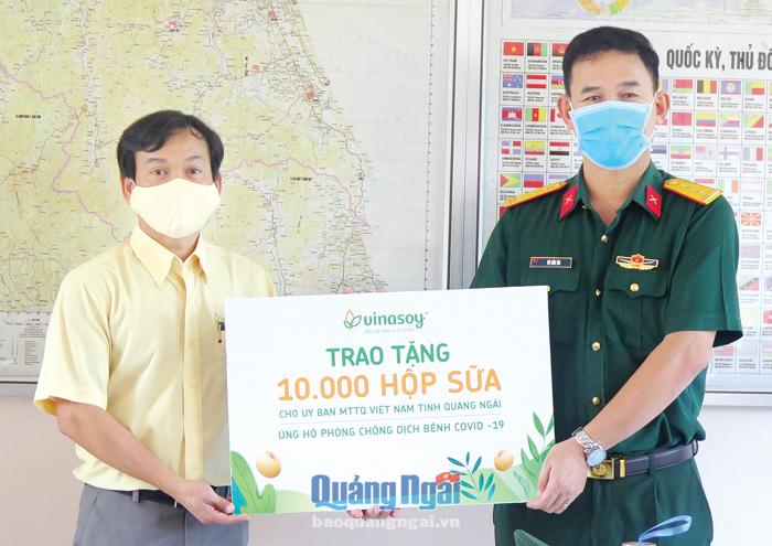 Đại diện Công ty Sữa đậu nành Việt Nam trao bảng tượng trưng tặng 10 nghìn hộp sữa ủng hộ phòng, chống dịch Covid-19.
