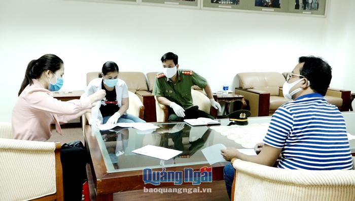 Công an TP.Quảng Ngãi rà soát, phối hợp kiểm tra y tế khi người nước ngoài vừa đến Quảng Ngãi tại khách sạn Thiên Ấn.