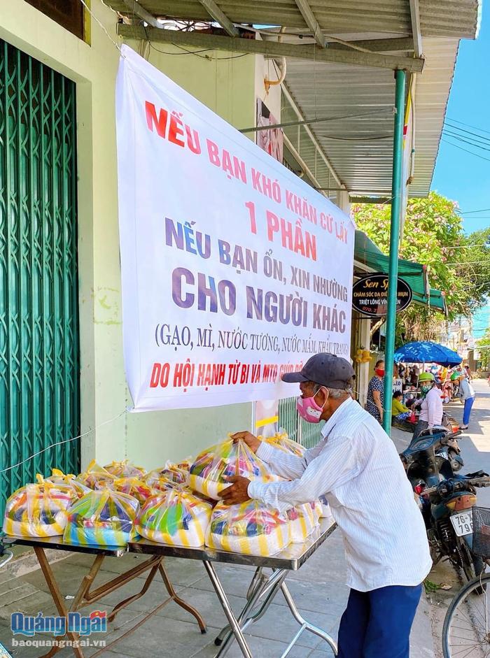Quày hàng từ thiện hỗ trợ người nghèo tại đường Trần Quang Diệu (TP.Quảng Ngãi).