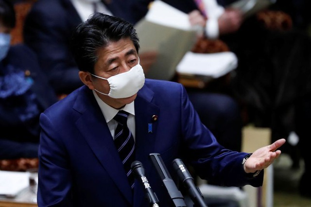 Thủ tướng Nhật Bản Abe Shinzo đeo khẩu trang khi phát biểu hôm 1/4 tại Tokyo (Ảnh: Reuters)