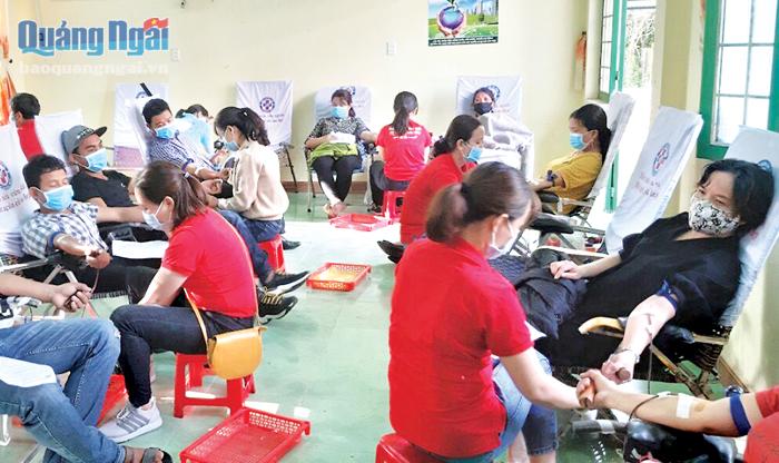 Người dân huyện Trà Bồng tham gia hiến máu tình nguyện trong tháng 3 vừa qua.  ẢNH: K.NGÂN