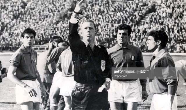 Trọng tài Ken Aston điều hành trận Chile - Ý ở World Cup 1962 mà không có chiếc thẻ nào - Ảnh: GETTY IMAGES