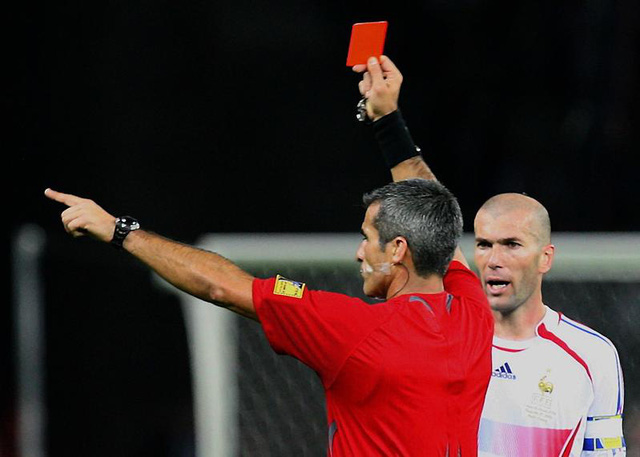 Trọng tài Horacio Elizondo rút thẻ đỏ với Zidane trong trận chung kết World Cup 2006 - Ảnh: DPA