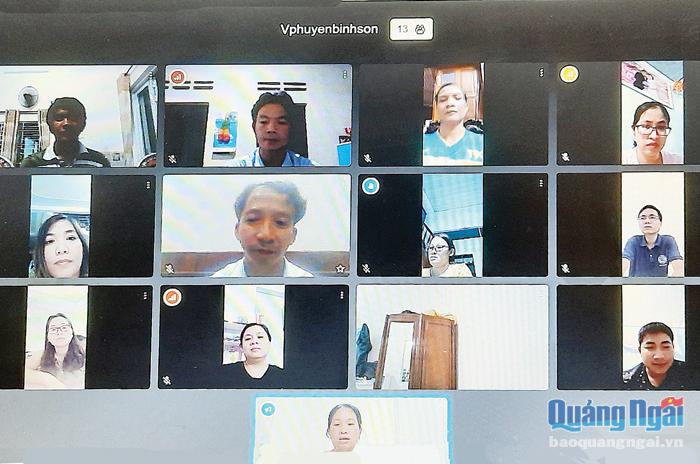 Cán bộ, công chức Văn phòng huyện Bình Sơn ứng dụng giải pháp họp trực tuyến. 