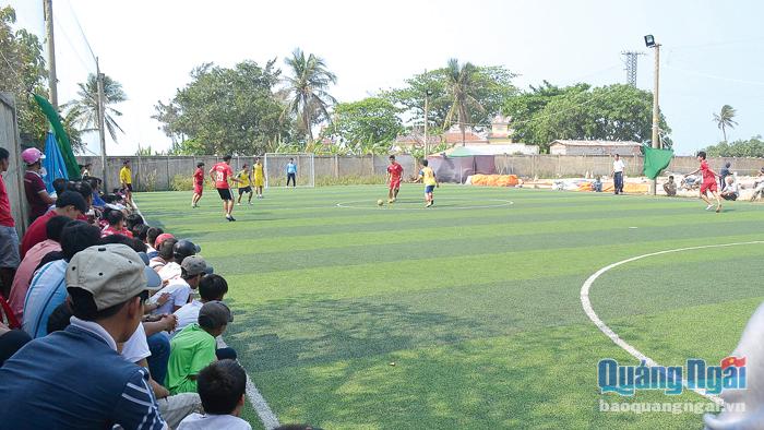 Khu văn hoá thể thao An Vĩnh (Lý Sơn) được cho thuê làm sân bóng đá không đúng quy định.