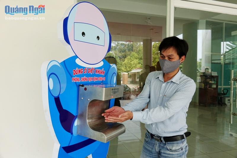 Máy rửa tay sát khuẩn tự động được lắp đặt tại Báo Quảng Ngãi