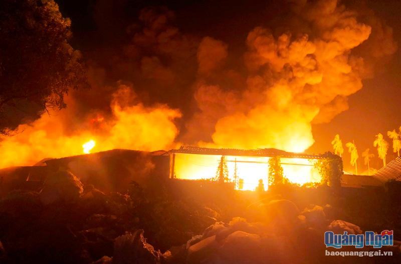 Đám cháy đang bùng phát dữ dội tại xưởng tái chế nhựa nilong