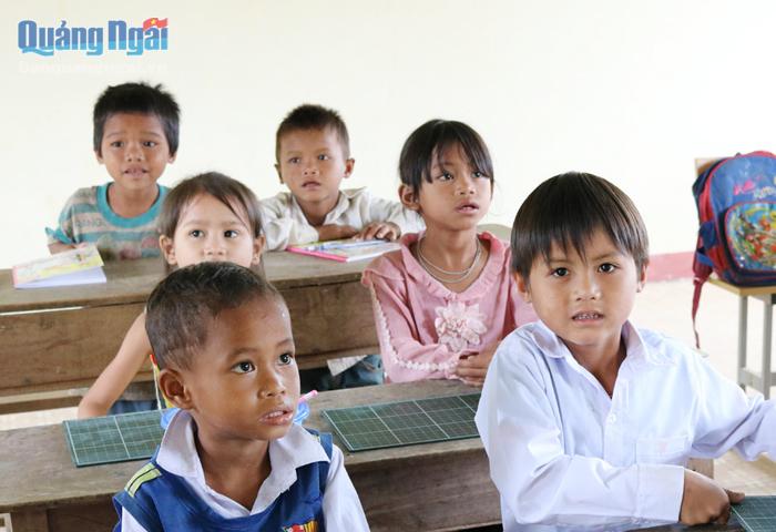 Dạy tiếng Việt cho học sinh lớp 1 miền núi được cho là sẽ khó khăn do việc dạy bị đứt quãng trong thời gian dài.                                                                                                Ảnh: P.V