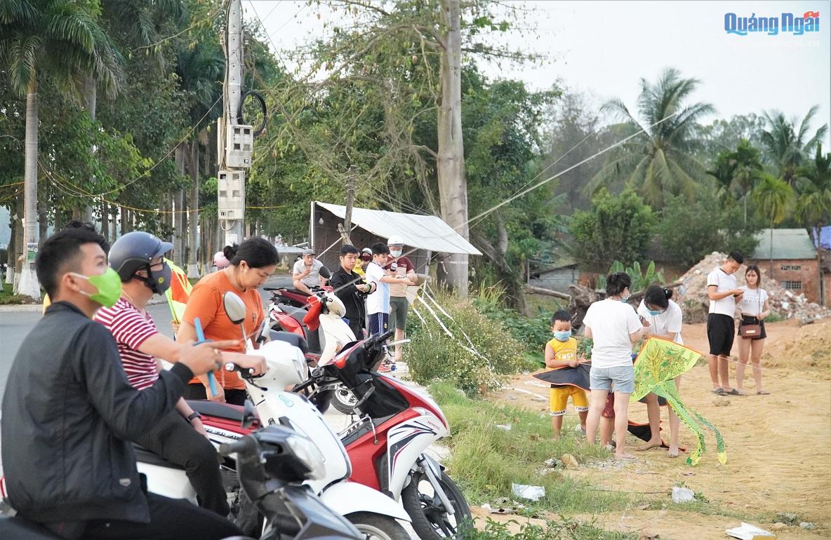 Có hàng dài xe máy nối đuôi nhau đổ về vỉa hè cạnh bãi đất trống trên đường Tôn Đức Thắng (TP.Quảng Ngãi).