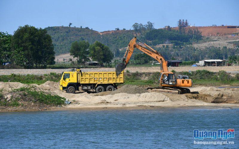 Hoạt động khai thác cát của một số doanh nghiệp trên sông Trà Khúc thời gian qua gây bức xúc trong Nhân dân
