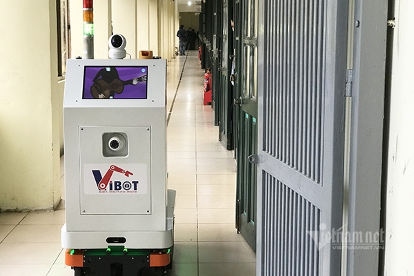 Phiên bản đầu tiên của Vibot với tên gọi Vibot-1a. Đây là robot được Việt Nam phát triển nhằm hỗ trợ việc phòng chống dịch Covid-19.