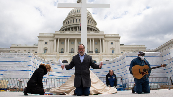 Những người dân cầu nguyện ngay trước lễ Phục sinh bên ngoài Điện Capitol, Washington (Mỹ) ngày 10-4 - Ảnh: AFP