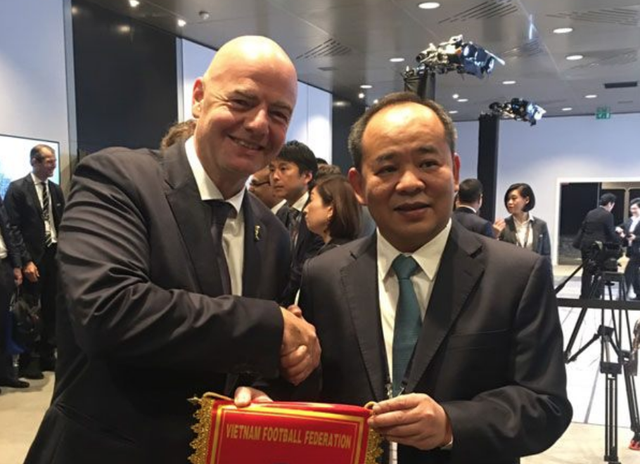 Chủ tịch VFF Lê Khánh Hải bên cạnh Chủ tịch FIFA Gianni Infantino