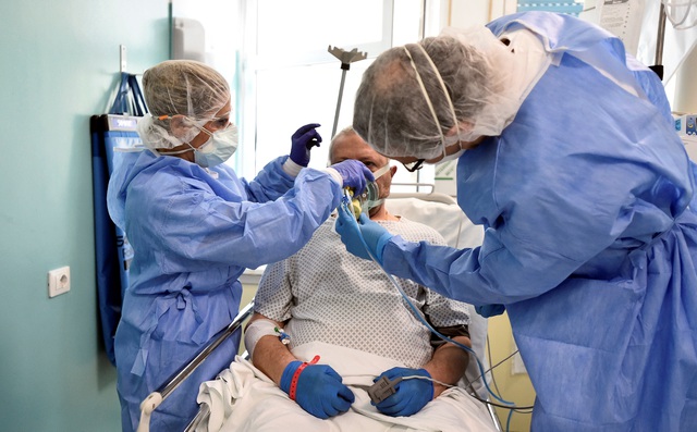 Bệnh nhân được điều trị tại phòng chăm sóc tích cực trong bệnh viện Cernusco sul Naviglio ở Milan, Italia. (Ảnh: Reuteres)