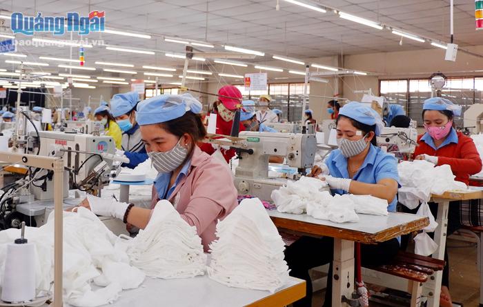 Công nhân Nhà máy may Hòa Thọ Quảng Ngãi yên tâm lao động trong mùa dịch Covid-19.