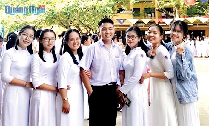Nguyễn Xuân Dương cùng bạn bè ở trường.  Ảnh: NVCC