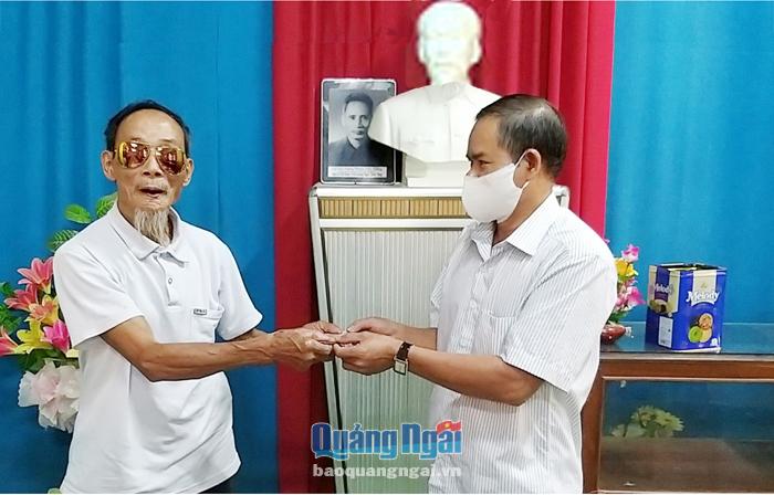 Cụ Huỳnh Văn Thịnh là người đầu tiên đến UBND xã Hành Thịnh (Nghĩa Hành) ủng hộ tiền phòng, chống dịch Covid-19.