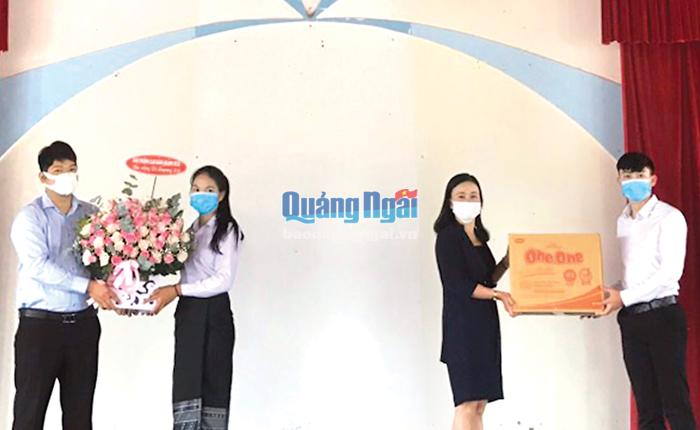 Lãnh đạo Trường Cao đẳng Quảng Ngãi tặng quà sinh viên Lào nhân dịp Tết Punpimay.           Ảnh: PV