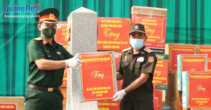 Bộ CHQS tỉnh Quảng Ngãi trao tặng vật chất, trang thiết bị y tế cho Bộ CHQS tỉnh ChămPa sắc (Lào)