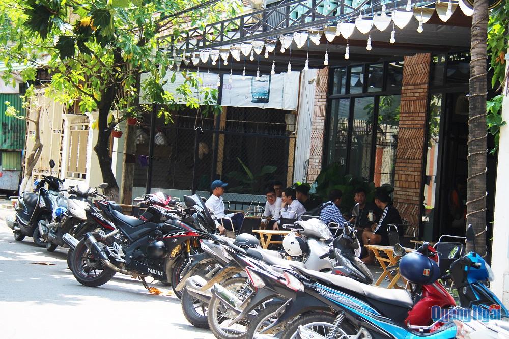 Một số quán cà phê trên đường Phan Đình Phùng, Trần Kiên…(TP. Quảng Ngãi) sau khi mở cửa đón một lượng khách lớn