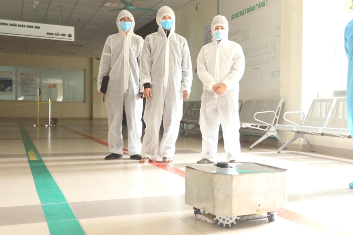 Robot khử khuẩn hoạt động hiệu quả tại Bệnh viện Nhiệt đới Trung ương cơ sở 2.