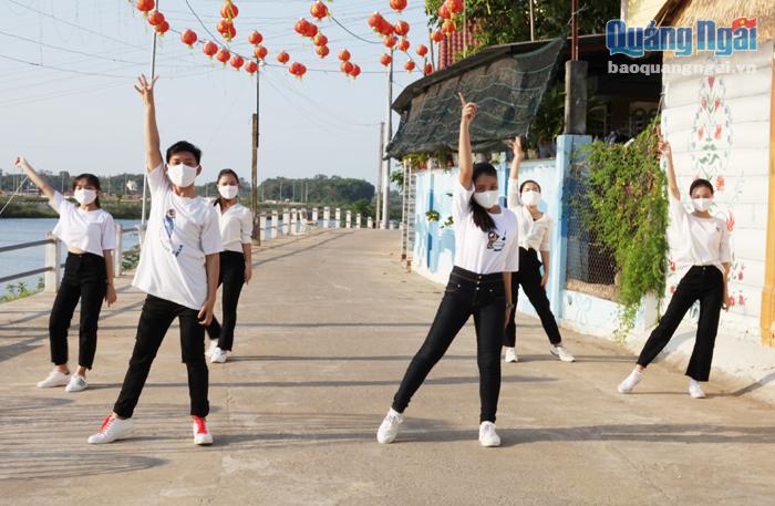 Trước thời điểm cách ly xã hội, các bạn trẻ ở huyện Bình Sơn thực hiện vũ điệu các bước rửa tay để tuyên truyền trực quan đến người dân chung tay phòng, chống dịch.                   Ảnh: KN