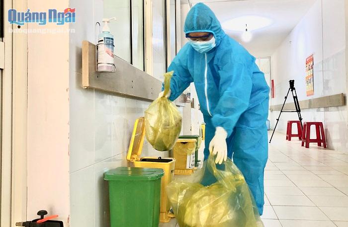Nhân viên chịu trách nhiệm thu gom rác thải có nguy cơ lây nhiễm Sars- CoV-2 ở khu cách ly tập trung phải bảo hộ và xịt khuẩn đầy đủ theo quy định