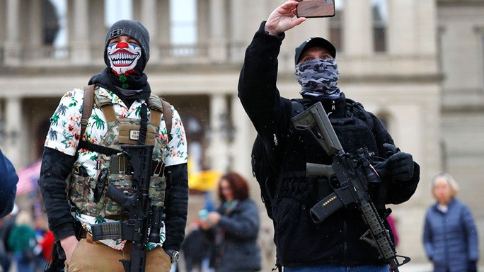  Người biểu tình bang Michigan mang theo súng. Ảnh: AP