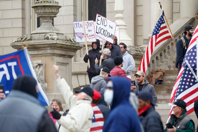 Người biểu tình phản đối kéo dài lệnh phong tỏa ở Mỹ. Ảnh: Reuters