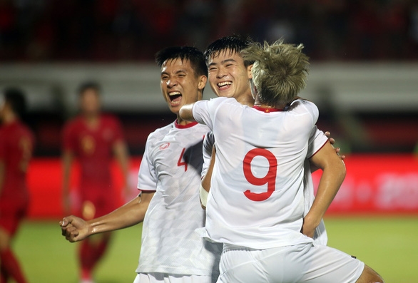 Duy Mạnh (giữa) ăn mừng bàn mở tỉ số trong trận lượt đi thắng Indonesia 3-1 - Ảnh: N.K.