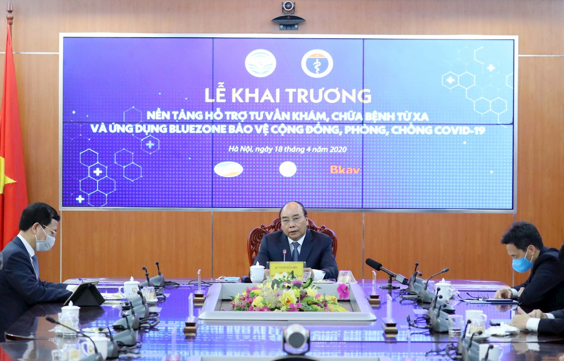 Thủ tướng Nguyễn Xuân Phúc và các đại biểu theo dõi việc thực hiện tư vấn khám, chữa bệnh từ xa tại Bệnh viện Đại học Y Hà Nội và 3 bệnh viện vệ tinh dưới sự hỗ trợ của nền tảng công nghệ. Ảnh: Thống Nhất – TTXVN