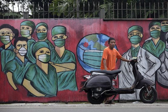 Bức tranh đường phố tôn vinh các nhân viên y tế ở ngoại ô Jakarta, Indonesia. Ảnh: AP