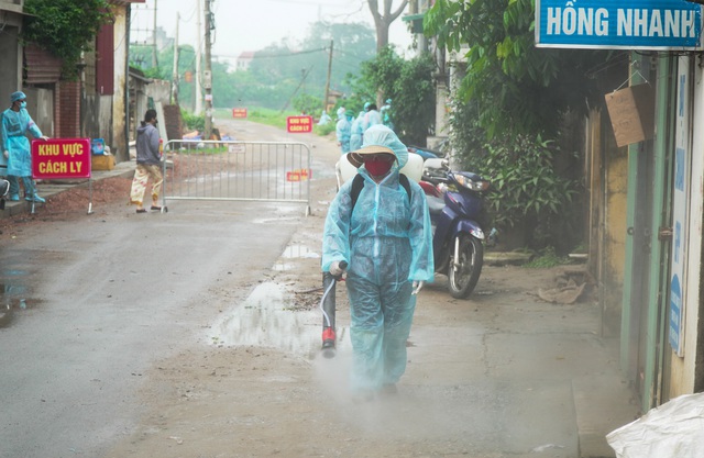 Phun khử khuẩn ngừa Covid-19 tại Hà Nội. Ảnh: Bắc Nguyễn.