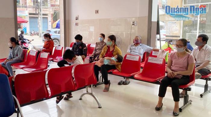 Phòng khám Đa khoa Minh Quang (TP. Quảng Ngãi) thực hiện nghiêm giãn cách ghế chờ khám là 2m.
