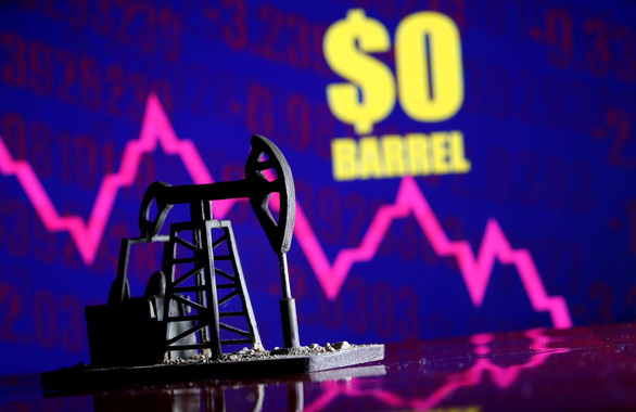 Đây là lần đầu tiên giá dầu thô thế giới rơi xuống mức âm - Ảnh: REUTERS