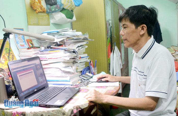 Thầy giáo Bùi Tá Bình soạn các dạng đề để gửi học sinh tự học sau giờ dạy online 