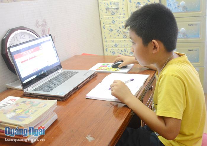 Không chỉ giáo viên lớn tuổi, những học sinh nhỏ tuổi tiểu học cũng phải làm quen với công nghệ để học Online. 