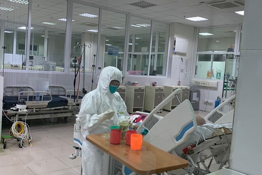 Chăm sóc bệnh nhân COVID-19 tại Bệnh viện Bệnh Nhiệt đới Trung ương. Ảnh: Đặng Thanh.