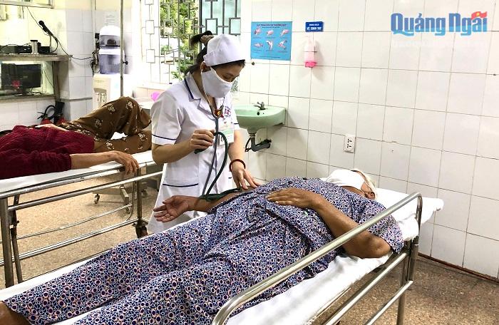 Hiện đội cấp cứu của Bệnh viện Đa khoa tỉnh đang gặp khó khăn vì phải xử lý cấp cứu nội viện lẫn ngoại viện