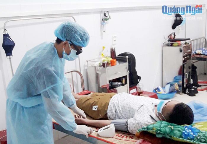 Nhân viên y tế khám, lấy mẫu xét nghiệm tại Trung tâm Y tế huyện Bình Sơn, cơ sở 2.  Ảnh: NVCC