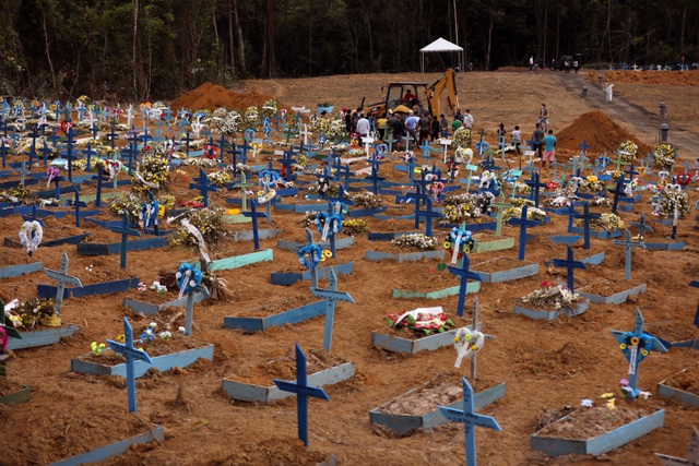 Máy xúc đào huyệt mộ để thực hiện vụ chôn cất tập thể nạn nhân Covid-19 tại một nghĩa trang ở Manaus, Brazil hôm 23/4. (Ảnh: Reuters)