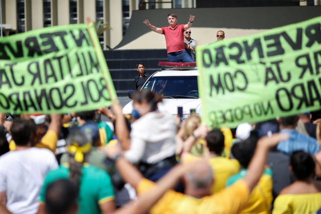 Tổng thống Brazil Jair Bolsonaro xuống đường biểu tình phản đối lệnh ở nhà do các thống đốc bang ban hành để chống Covid-19 hôm 19/4 (Ảnh: Reuters)