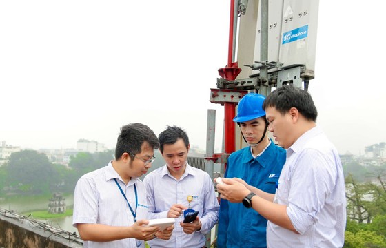 Các kỹ sư VNPT đang tiến hành đo kiểm tốc độ mạng 5G VinaPhone trong quá trình thử nghiệm