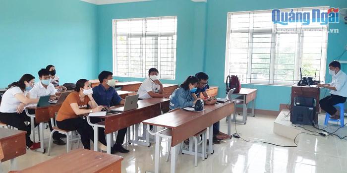 Cán bộ Trung tâm Kinh doanh VNPT-Quảng Ngãi hướng dẫn giáo viên ứng dụng phần mềm dạy học trực tuyến. 