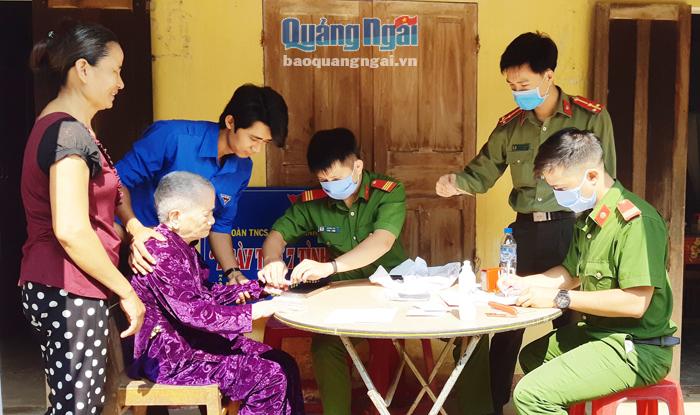 Tuổi trẻ Công an huyện Mộ Đức đến nhà làm chứng minh nhân dân cho người già yếu ở xã Đức Phong.