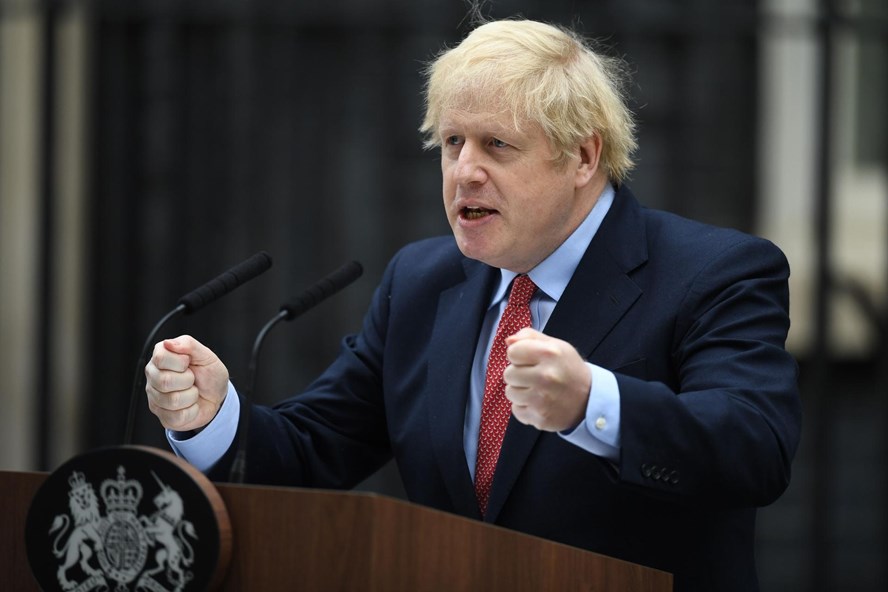 Thủ tướng Anh Boris Johnson xuất hiện trước công chúng hôm 27.4. Ảnh: AFP
