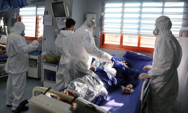 Bệnh nhân được điều trị trong bệnh viện tại thủ đô Tehran, Iran. (Ảnh: Guardian)