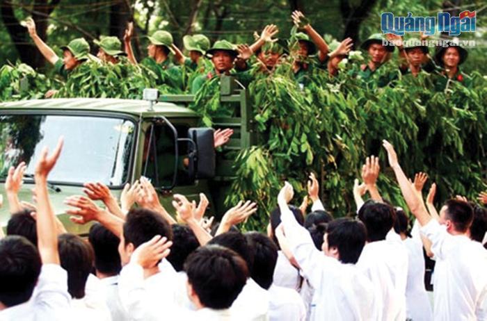 Học sinh, sinh viên Sài Gòn đổ ra các ngả đường để chào đón đoàn quân Giải phóng.  ảnh: TL